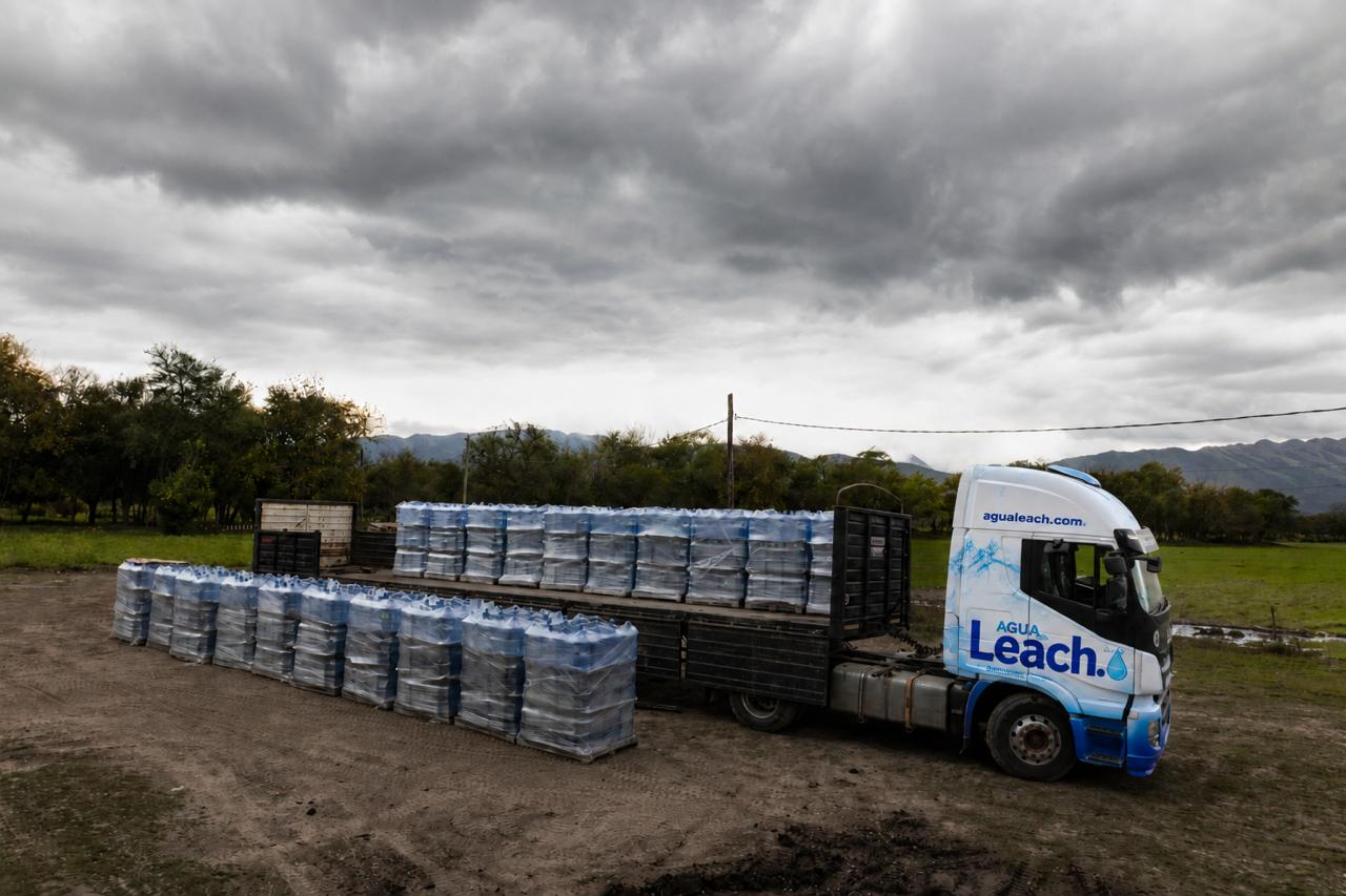 Camión de reparto de Agua Leach cargado con bidones